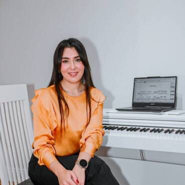 Elizabeth Ojog (Piano)